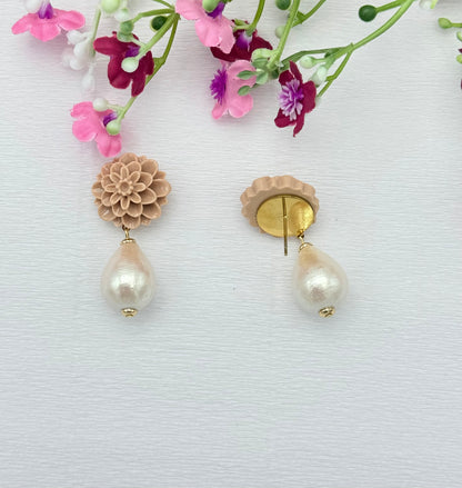 Elegante Blumenohrringe in Beige mit leichten Baumwolltropfen