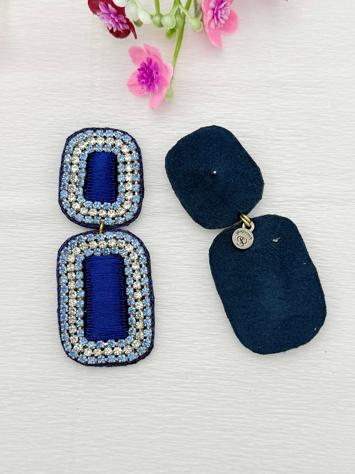 Glitzernde Ohrringe in königsblau mit hellblauen und silbrigen Glitzersteinen