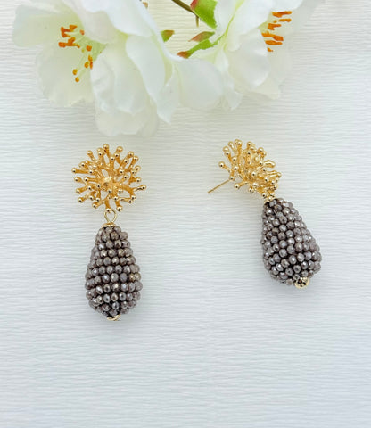 Goldene Tropfenohrringe mit Korallenstecker in elegantem mauve