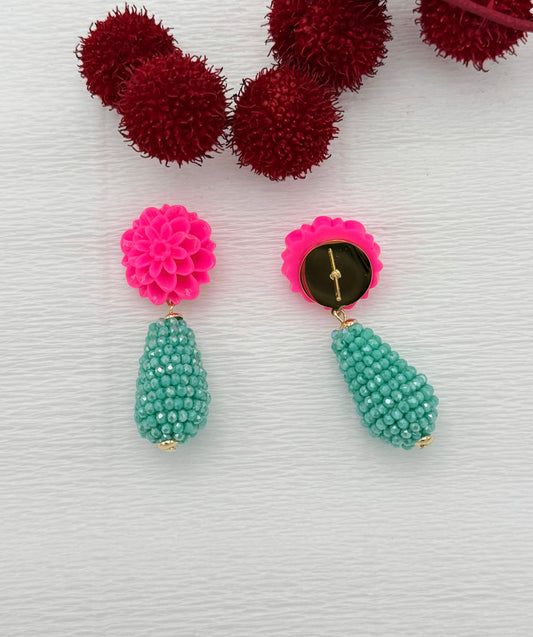 Türkise Tropfenohrringe mit pinkem Blumenstecker
