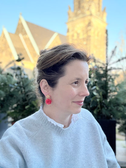 Dolly Ohrringe –  Pompon-Ohrringe in Lachsrosa mit goldfarbenem Stecker