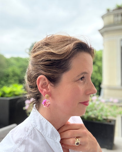 Dolly – rosa Multicolour Pompon-Ohrringe mit goldfarbenem Stecker