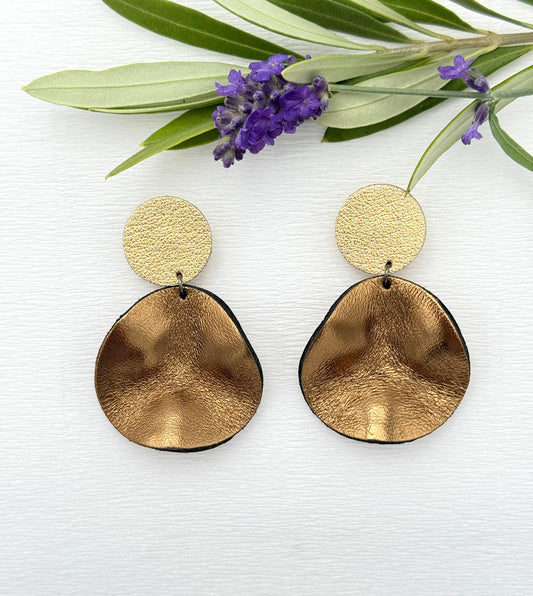 Goldbronzene Ohrringe aus Leder mit einem kleinen gewellten Anhänger