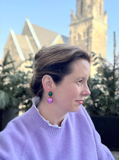 Vergoldete grüne Ohrringe mit pinker Kugel