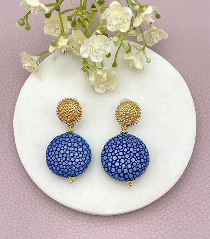 Ohrringe aus Rochenhaut, Rochenhaut-Ohrringe, Rochenhaut Ohrringe, blaue Ohrringe, Ohrringe in blau, goldene Ohrringe