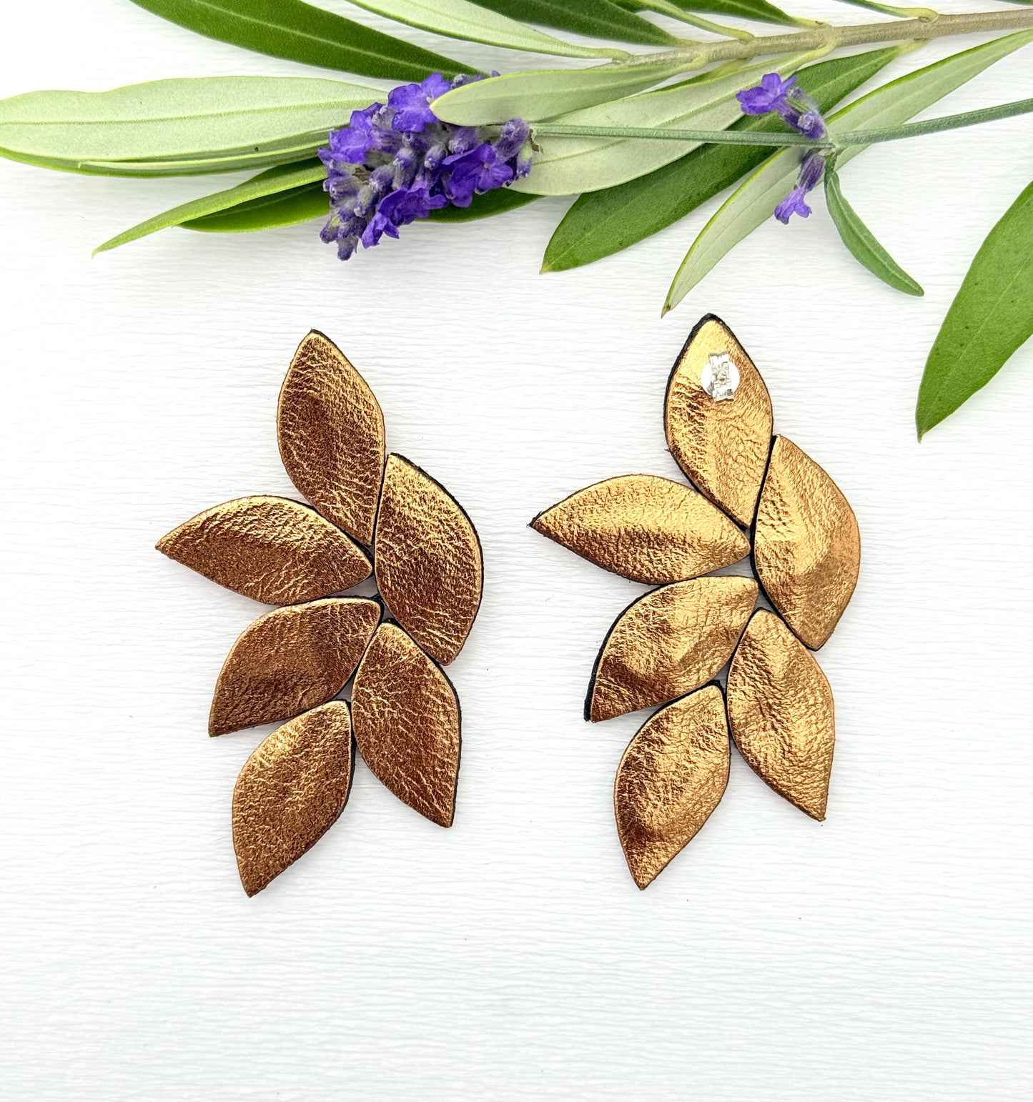 Edel schimmernde Ohrringe aus feinem Leder - echte Hingucker am Ohr