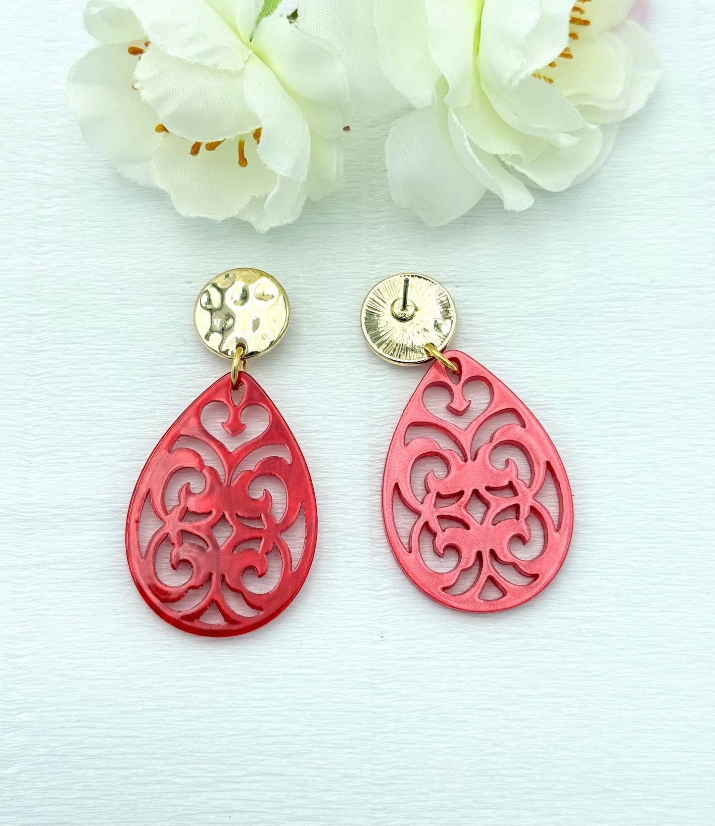 Goldene Ohrringe mit klassischem Ornament-Anhänger in Rot