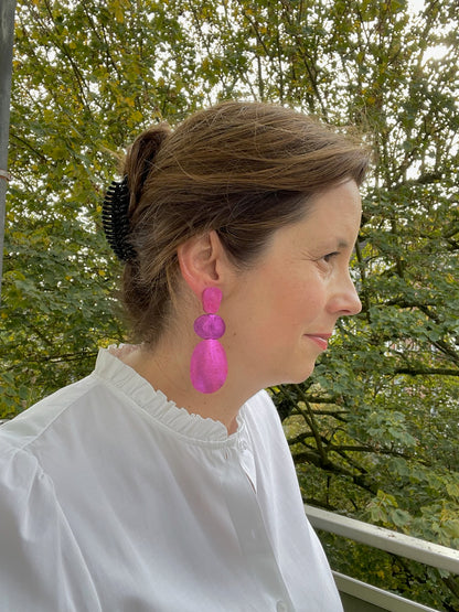 Ein pinkes Statement: leichte Ohrringe aus feinstem Leder