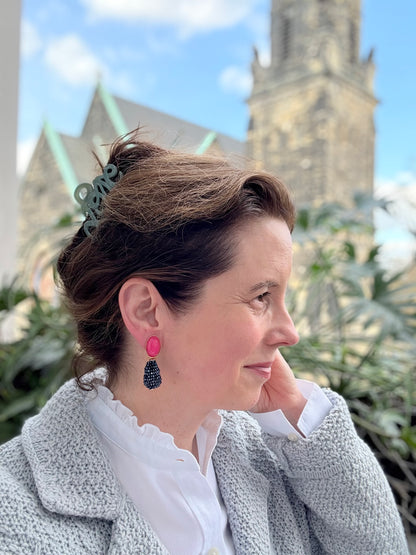 Vergoldete pinke Ohrringe mit blauem Glitzer-Tropfen