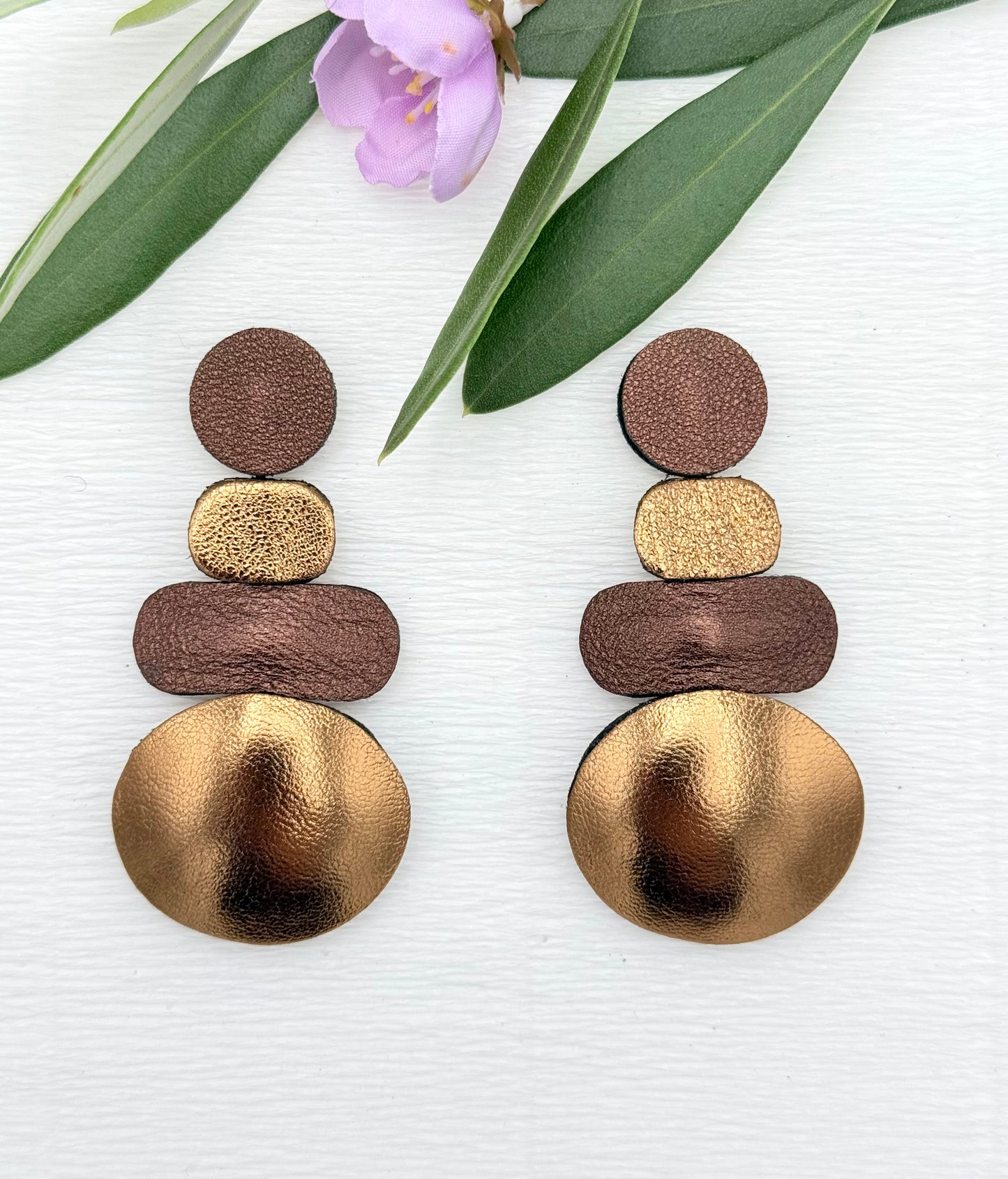 Elegante Statementohrringe in edlen Bronze-Gold-Tönen aus feinstem Leder
