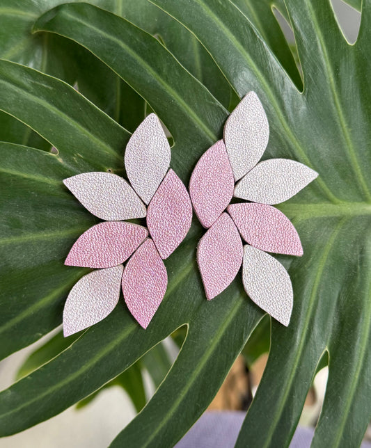 Unsere Sommer-Lieblinge. Rosa silbrig schimmernde Ohrringe aus feinem Leder