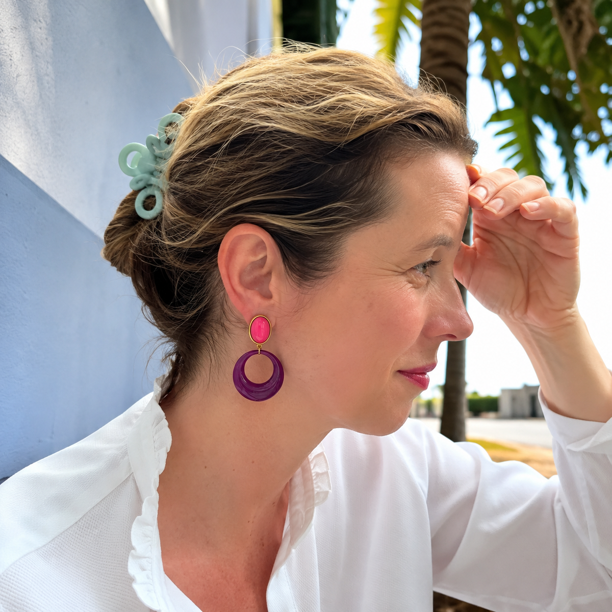 Eleganz fürs Ohr: Pinker Stecker mit lilafarbenem Anhänger
