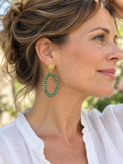 Grüne Glitzerohrringe mit goldfarbenem Stecker