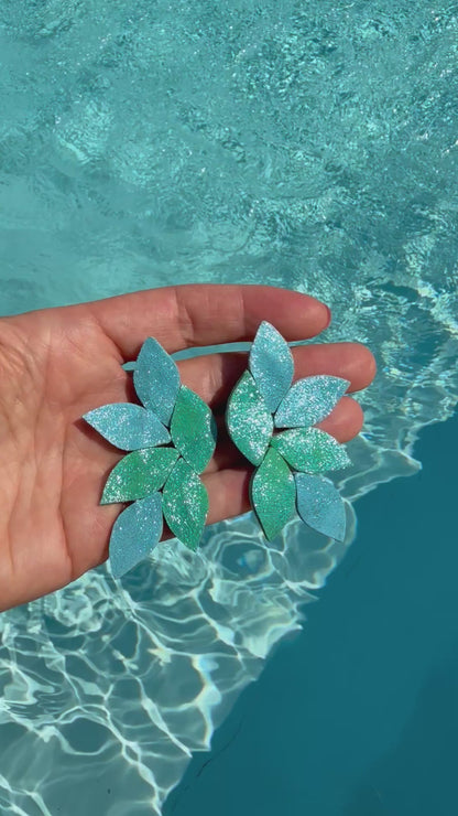 Edel schimmernde Ohrringe aus feinem Leder in schönsten Mermaid-Farben
