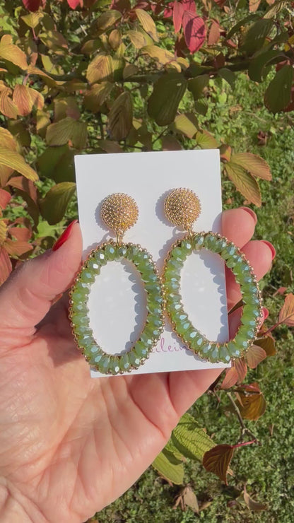 Grüne Glitzerohrringe mit goldfarbenem Stecker